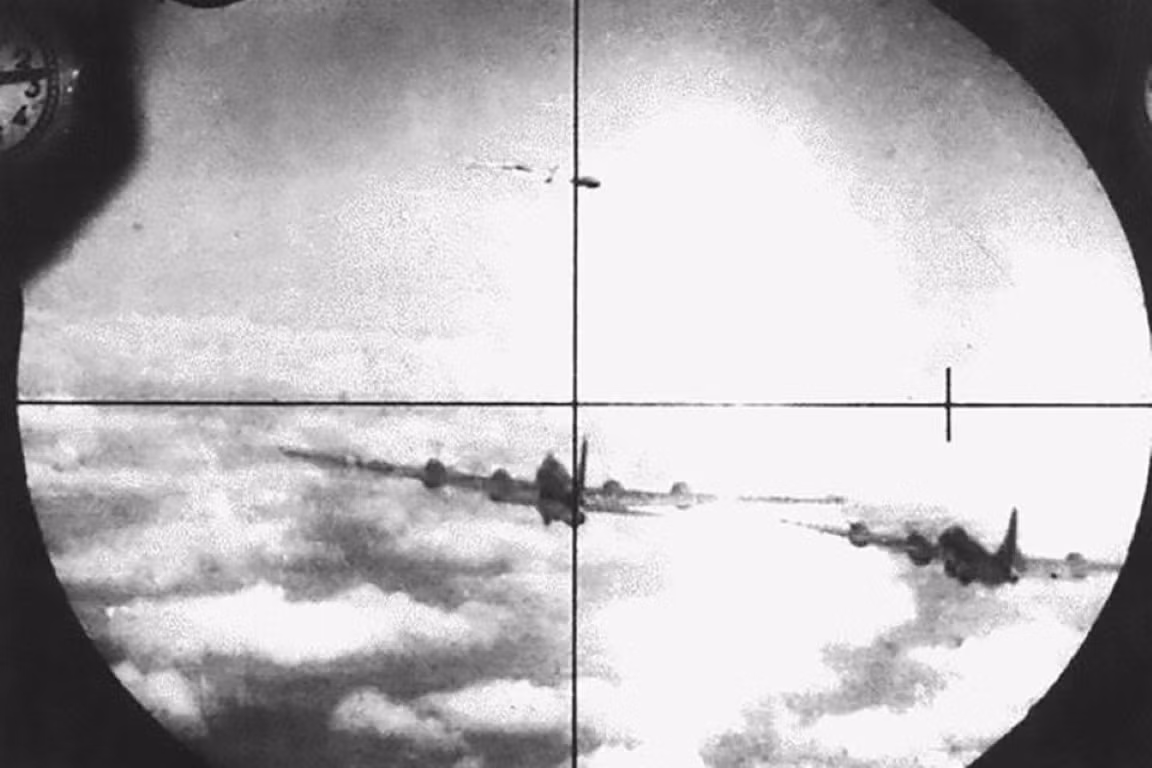 Đỉnh điểm là vào một ngày thảm họa trong tháng 10/1951, được gọi là Ngày thứ ba Đen tối, tiêm kích MiG-15 đã loại 6 trong tổng số 9 chiếc B-29 của Mỹ ở Triều Tiên khỏi vòng chiến đấu.
