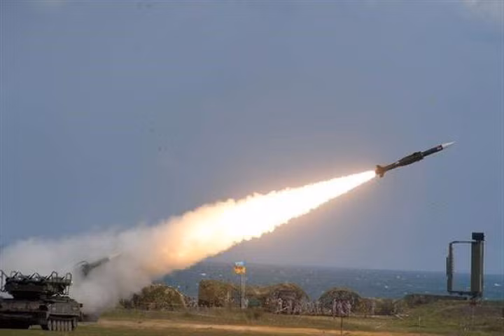 So với Buk-M2E thì Buk-M3E có tầm bắn xa hơn (70 km so với 50 km), tích hợp hệ thống điều khiển hỏa lực tin cậy hơn và nhất là đạn tên lửa nằm trong ống phóng kiêm ống bảo quản, không bị "lộ thiên" ra ngoài, dẫn tới công tác đảm bảo kỹ thuật dễ dàng hơn.