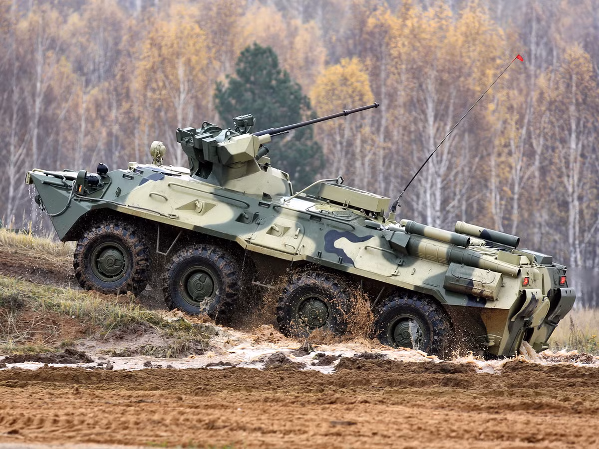 Để phục vụ cho việc tác chiến đêm, thiết giáp BTR-82A có trang bị hệ thống nhìn ngày/đêm TKN-4GA cho vị trí pháo thủ. Ngoài ra vị trí trưởng xa còn được trang bị bản đồ địa hình điện tử.