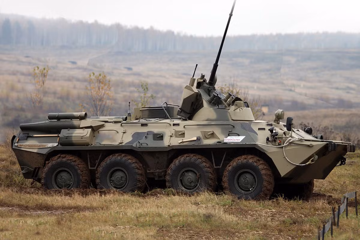 Xe thiết giáp chở quân BTR-82A được thiết kế với cơ cấu dẫn động 8x8, đây là cơ chế cho phép chiếc xe này di chuyển cực kỳ tốt trên hầu như mọi loại địa hình.