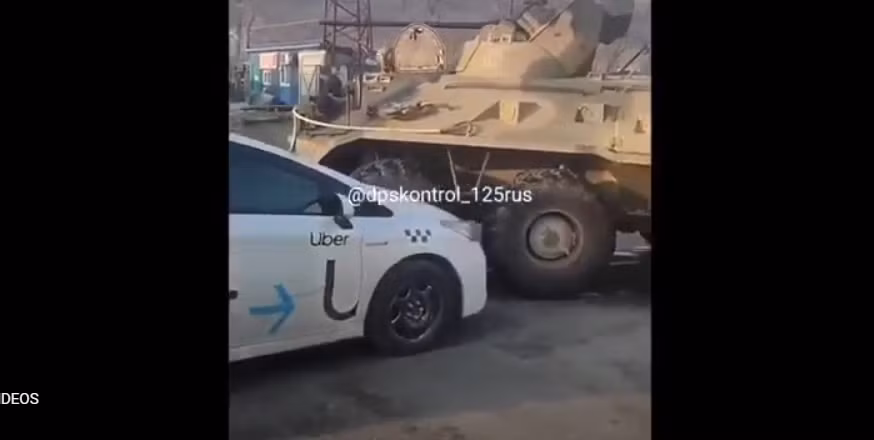 Tuy nhiên, có vẻ như xe bọc thép BTR-82A đã không tính toán chính xác ở khúc qua nên đã "lẹm" vào vị trí của chiếc Toyota Prius.