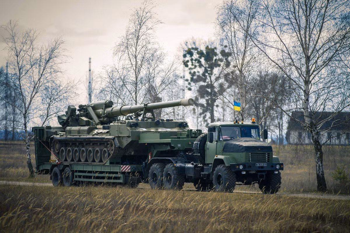 Ước tính vẫn còn khoảng 90 hệ thống pháo tự hành cỡ lớn này trên lãnh thổ Ukraine như một di sản của Quân đội Liên Xô, chúng được coi là phương tiện có khả năng sử dụng đạn hạt nhân chiến thuật.