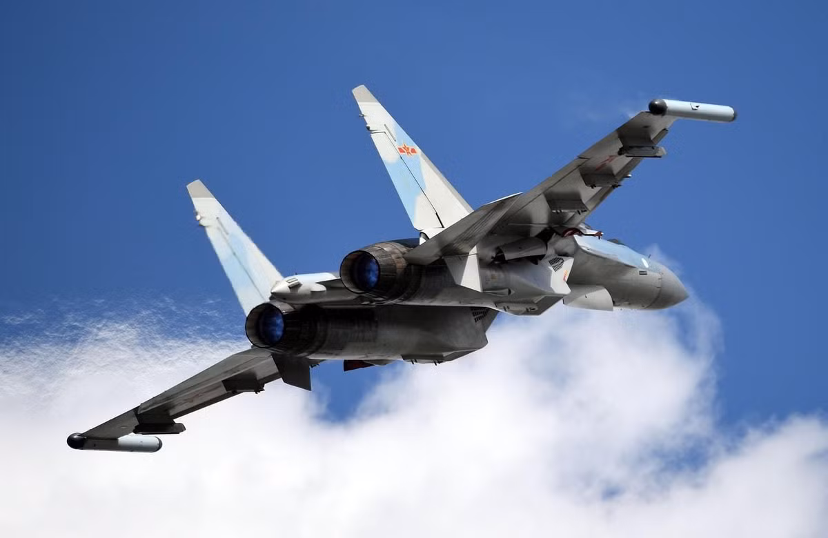 Việc Su-35 ít được sử dụng trong trực chiến còn được giải thích là do không tương tác với cơ sở hạ tầng chỉ huy mới của Trung Quốc, vốn được thiết kế dành riêng cho những thế hệ tiêm kích nội địa.