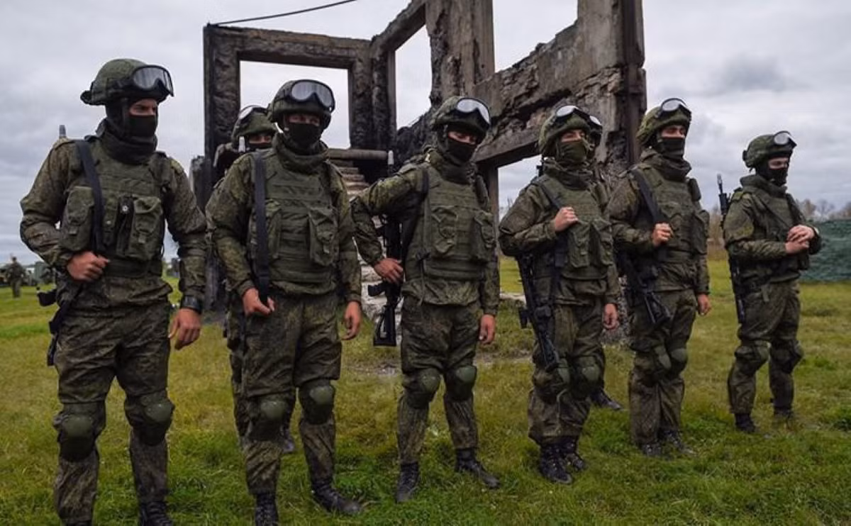 Tuổi thọ của mỗi bộ quân trang Ratnik là 5 năm và mỗi binh sĩ có thể mặc nó hành quân tối đa 48 giờ. Và tùy theo yêu cầu mỗi nhiệm vụ trang bị của Ratnik có thể được thay đổi. Với việc trang bị bộ quân phục này, binh lính của Nga sẽ gia tăng sức chiến đấu lên một tầm cao mới.