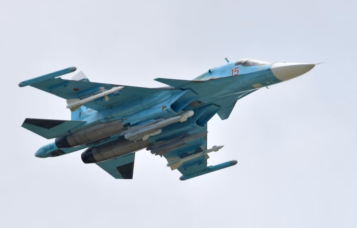Không chỉ có vậy, phiên bản thương mại của Su-34 theo tên định danh trước đó sẽ là Su-32 chứ không phải Su-34E, cho nên sẽ cần thêm thời gian để xác định những gì vừa được Zhukovskiye Vesti đăng tải.