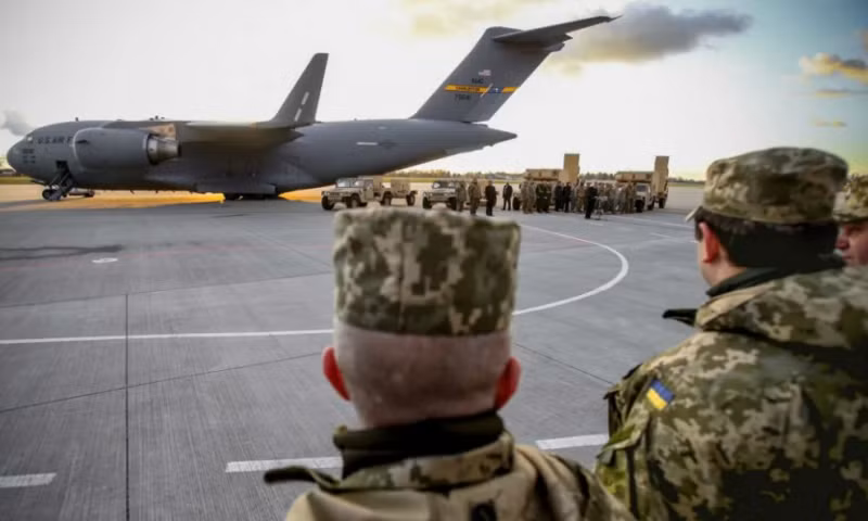 “Sẽ là hợp lý khi Washington phân phối lại bằng cách hướng dòng tiền này đến giúp đỡ Kiev. Như vậy nước Mỹ sẽ cung cấp hỗ trợ an ninh vững chắc cho Ukraine - quốc gia đang 'che chở' châu Âu khỏi ‘mối đe dọa từ Nga'”.