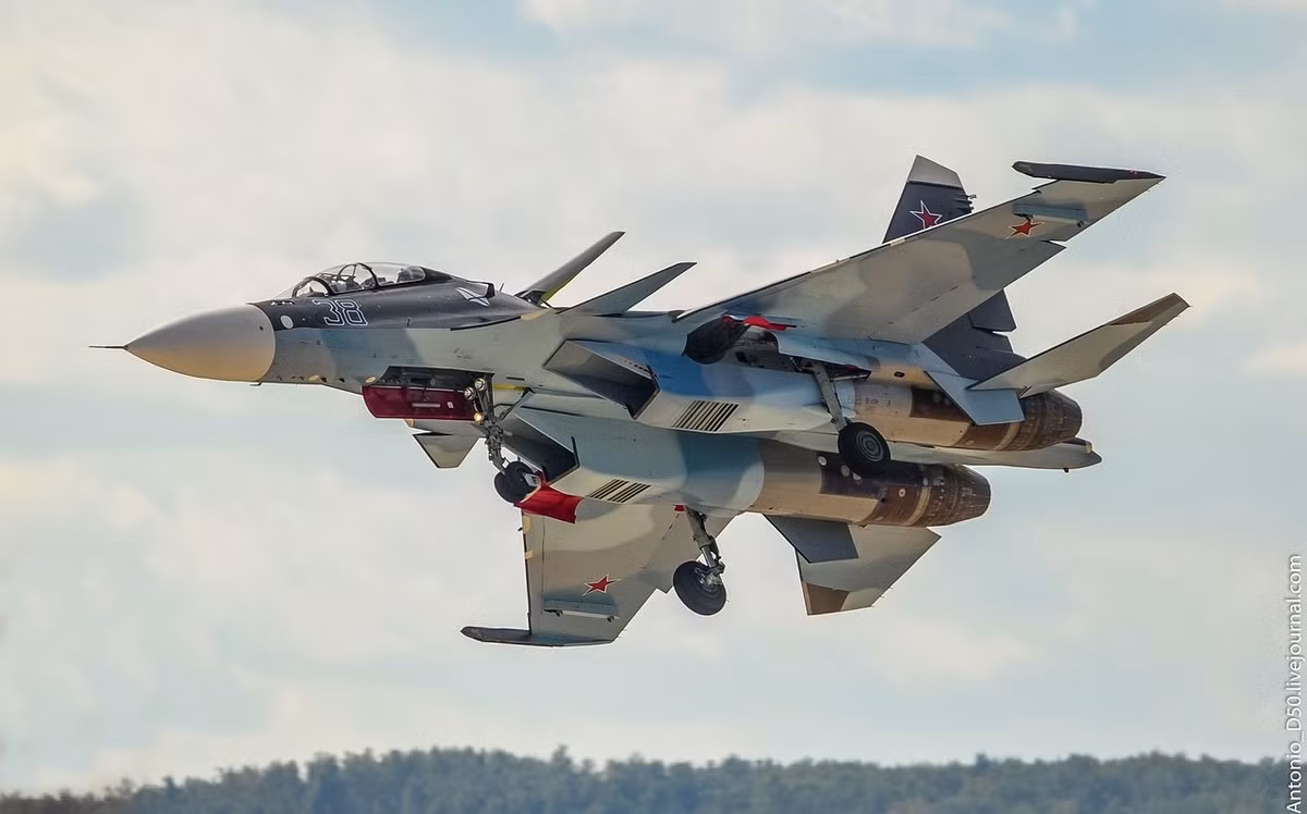 Mục tiêu của chiếc Su-30SM được cho là một vị trí của lực lượng Jihadists do Thổ Nhĩ Kỳ "chống lưng". Trước đó, lực lượng này đã thực hiện nhiều vụ tấn công vào Quân đội Syria được Nga công nhận. Nguồn ảnh: BMDP.