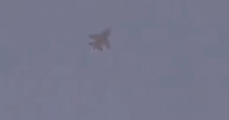 Trong một đoạn video được ghi lại vào sáng hôm qua (6/1) ở Idlib, Syria, có thể dễ dàng nhận ra một tiêm kích Su-30SM của Nga đang tiến hành không kích, tấn công mục tiêu mặt đất. Nguồn ảnh: BMDP.