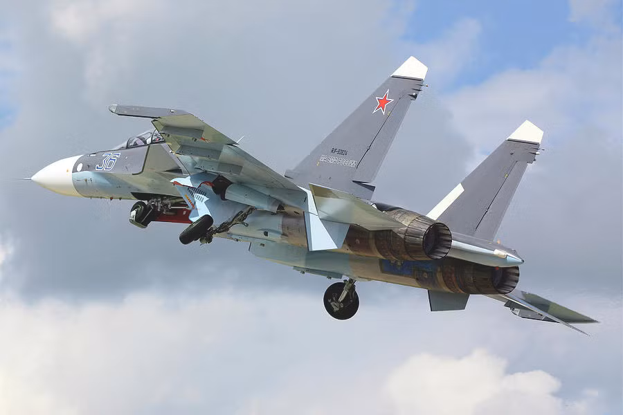 Do Su-30SM không được phép xuất khẩu, hãng sản xuất Sukhoi đã tung ra phiên bản Su-30SME, lược bỏ đi một vài tính năng độc quyền để dành riêng cho nước ngoài. Phiên bản Su-30SME từng xuất hiện ở triển lãm hàng không Singapore năm 2016. Nguồn ảnh: BMDP.
