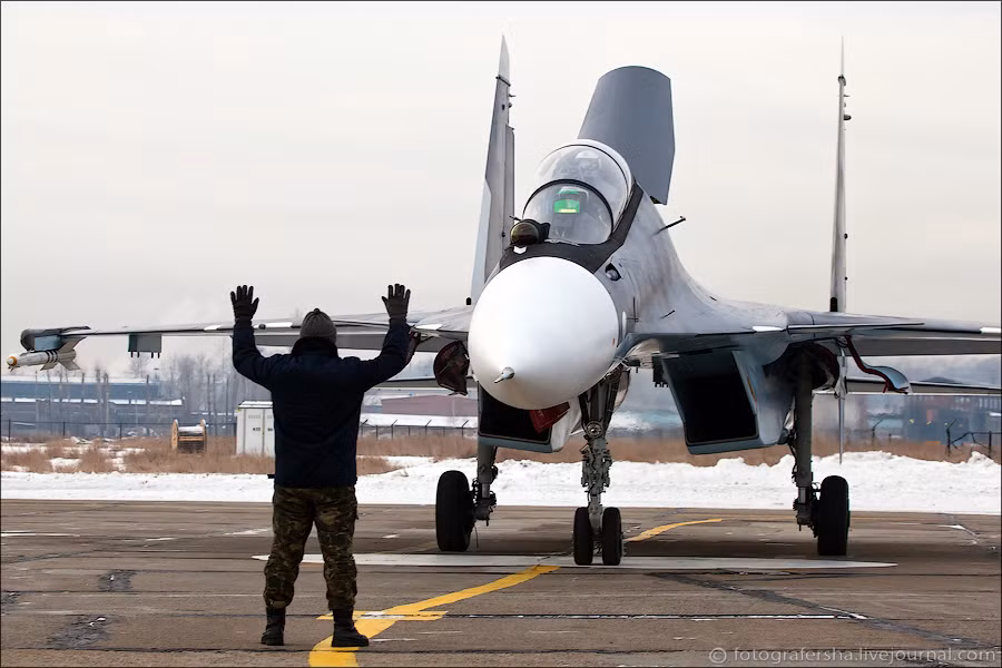 Các nâng cấp đáng chú ý của Su-30SM bao gồm hệ thống thông tin liên lạc, hệ thống nhận diện địch ta, hệ thống ghế phóng thoát hiểm, vũ khí cùng nhiều trang thiết bị khác. Nguồn ảnh: BMDP.