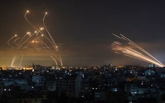  Xung đột giữa Israel và Hamas đang leo thang theo từng giờ. Trong khi cuộc chiến trên bộ vẫn được dự đoán là "sắp xảy ra", thì các cuộc pháo kích đã diễn ra hàng ngày.