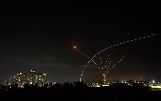Cụ thể, không phải mọi quả đạn rocket và đạn cối của đối phương sẽ bị Vòm Sắt đánh chặn, bản thân hệ thống Iron Dome này, sẽ chỉ chọn lọc những mục tiêu có khả năng gây nguy hại cao, để thực hiện đánh chặn.