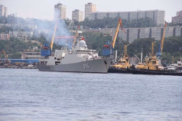 Hai hộ vệ hạm Trần Hưng Đạo và Quang Trung, được chúng ta đặt mua Nga vào đợt hai, sau khi đã sở hữu hai tàu Đinh Tiên Hoàng 011 và Lý Thái Tổ 012 trong biên chế.