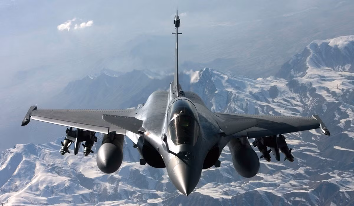 Rafale thường mang theo vũ khí hỗn hợp cả không chiến và tấn công mặt đất trong mỗi nhiệm vụ, gồm tên lửa không đối không (AIM-9, AIM-132, AIM-120, Magic II, MBDA Meteor), không đối đất (MBDA Apache, SCALP EG, AASM, AM 39 Exocet), chống radar, không đối hạm, bom có điều khiển…