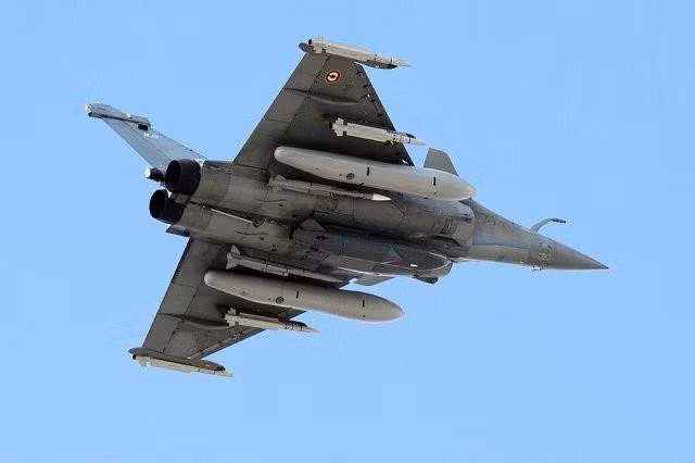 Một trong những điểm độc đáo tạo nên sức mạnh cho Rafale là hệ thống chiến tranh điện tử tích hợp có tên SPECTRA. Hệ thống này được trang bị các cảm biến bố trí xung quanh máy bay, cung cấp khả năng phát hiện, nhận dạng và xác định mối đe dọa.