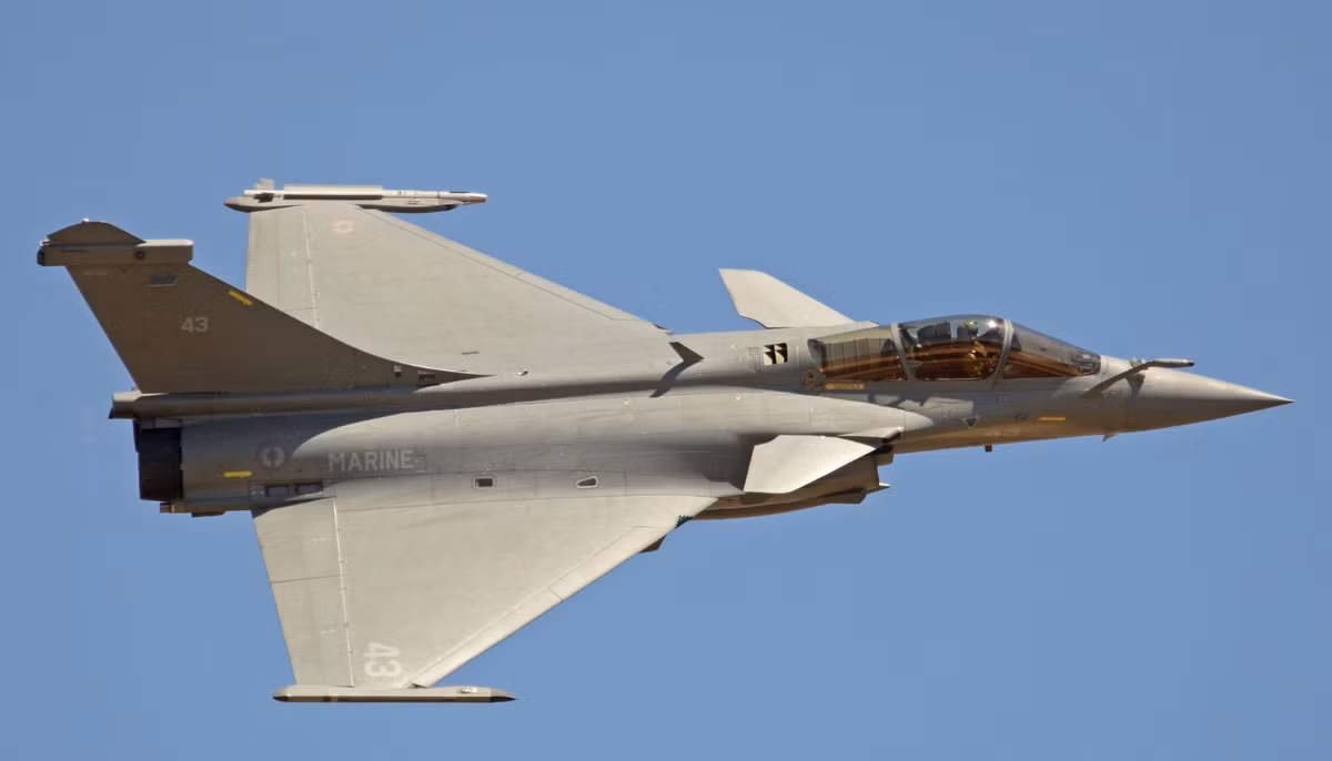 Su-35 và F-35 có giá dao động khoảng 110 triệu USD/chiếc, thậm chí mua số lượng lớn giá sẽ về dưới 100 triệu USD. Như vậy một chiếc Rafale cao khoảng 2,5 lần so với chiến đấu cơ này.