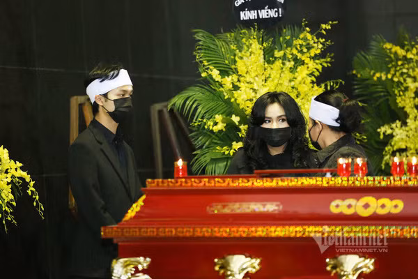  Lễ viếng NSND Trung Kiên diễn ra từ 9h - 10h30 ngày 30/1 tại Nhà tang lễ Bộ Quốc phòng (Số 5, Trần Thánh Tông, Hà Nội), ca sĩ Thanh Lam và gia đình cố nghệ sĩ tới sớm để chuẩn bị tang lễ cho ông. Trong cáo phó, con trai NSND Trung Kiên - nhạc sĩ Quốc Trung có lưu ý gia đình không nhận vòng hoa và tiền phúng viếng.