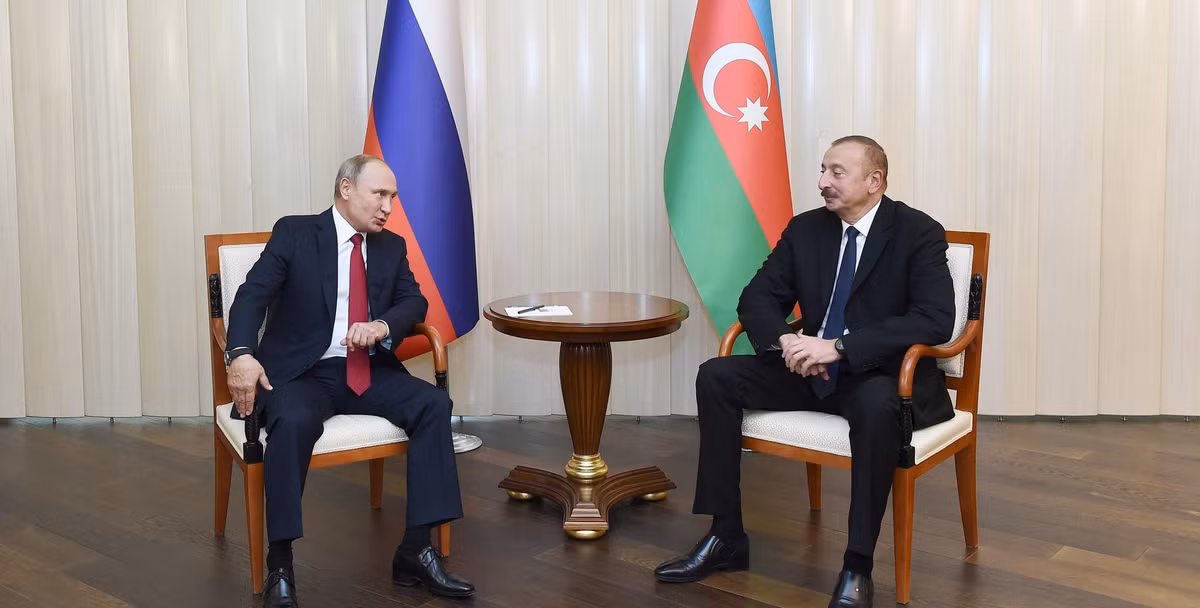 Tổng thống Azerbaijan Ilham Aliyev gọi điện cho người đồng cấp Nga Vladimir Putin vào sáng sớm hôm sau để xin lỗi, đồng thời cam kết sẽ trừng phạt những người chịu trách nhiệm và thông báo kết quả cho Nga.