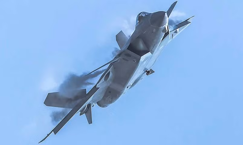 Tiêm kích J-20 cất cánh lần đầu năm 2011 và ra mắt công chúng tại triển lãm hàng không Chu Hải tháng 11/2016. Trung Quốc tuyên bố J-20 đạt tình trạng sẵn sàng chiến đấu năm 2018.