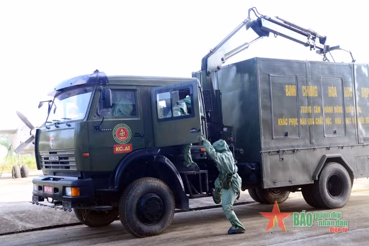 Sau khi có kết quả trinh sát, xe chuyên dụng tiếp cận tiến hành công tác tiêu tẩy.