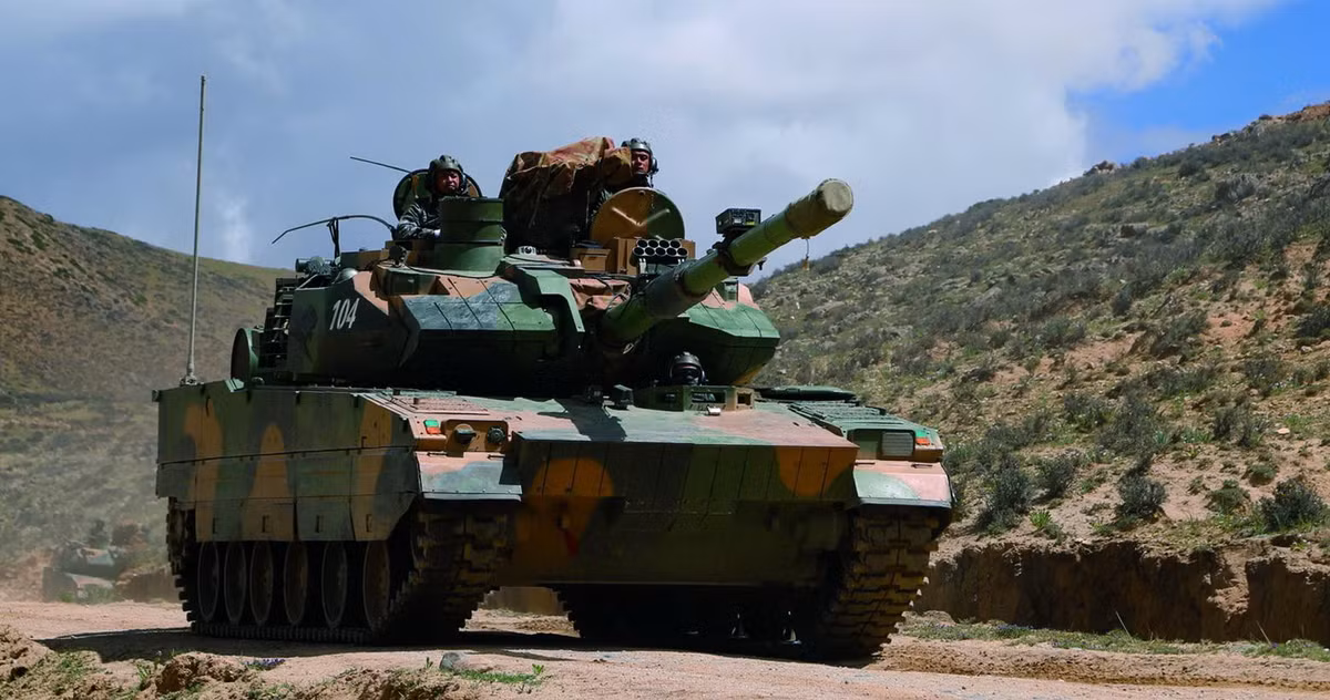 Điều này diễn ra gần như đồng thời với việc triển khai xe tăng T-90S Bhisma của Ấn Độ tới khu vực miền núi, do những chiến xa gốc Nga này được đánh giá hoạt động tốt trong điều kiện cao nguyên thời tiết lạnh.