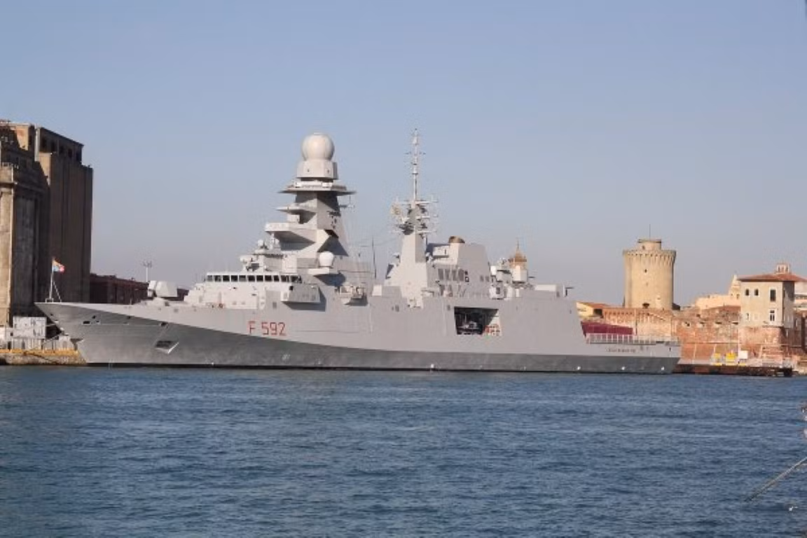 Phiên bản FREMM do Italia sản xuất, có độ giãn nước lớn hơn so với phía Pháp, tối đa lên tới 6700 tấn. Chiều dài của phiên bản FREMM do Italia sản xuất cũng lớn hơn, tối đa lên tới 144,2 mét. Trong khi đó, phiên bản của Pháp chỉ dài 142 mét.