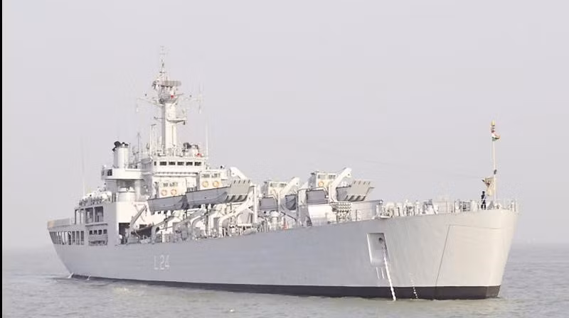 Đặc biệt, tàu vận tải đổ bộ INS Airavat cũng có khả năng mang theo trực thăng. Sàn đáp phía sau của tàu có thể mang theo một trực thăng Sea Kinh hoặc trực thăng Dhruv, cho phép mở rộng phạm vi tìm kiếm, đa dạng hóa các thể loại nhiệm vụ trong tìm kiếm cứu nạn khẩn cấp.
