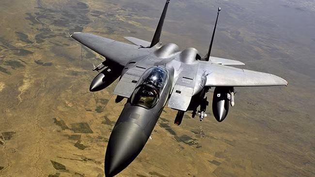 F-15E cũng có tốc độ cao hơn máy bay Nga khi có thể cơ động với tốc độ Mach 2,5 trong khi Su-35 của Nga chỉ dừng lại ở tốc độ Mach 2,2.