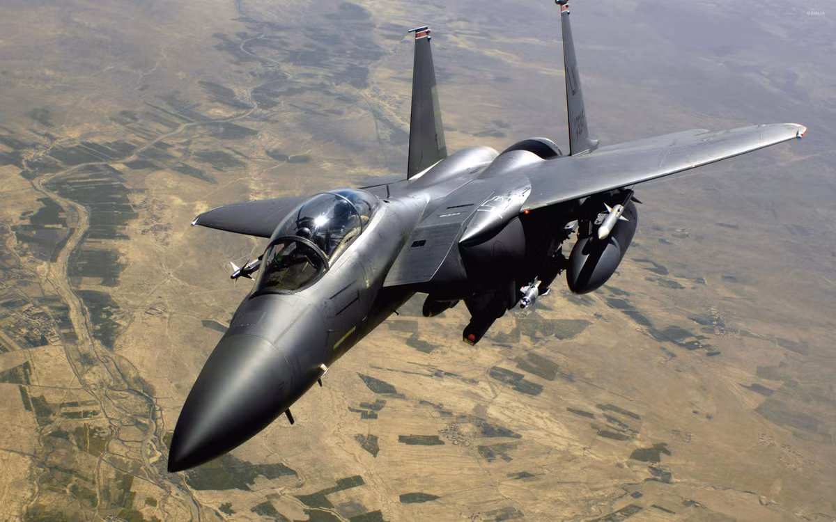 Bên cạnh đó, F-15E được trang bị cả trạm gây nhiễu điện tử với chất lượng hơn hẳn so với các thiết bị đời trước.