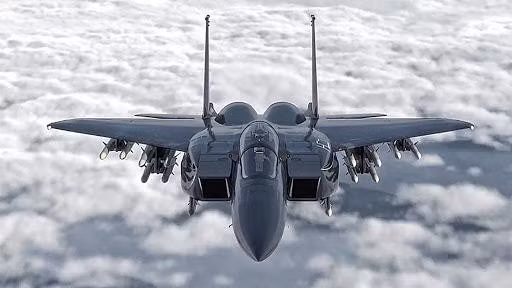 Khả năng đối không của tiêm kích F-15E được thừa hưởng từ chiến đấu cơ F-15. Vì thế nó được đánh giá nhỉnh hơn tiêm kích hạm F/A-18.