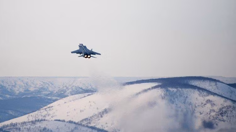 MiG-31 nâng cấp còn có thể mang theo mang theo 6 tên lửa tầm xa R-37 (cự ly tác chiến tối đa 300 km) và 2 tên lửa tầm ngắn R-73 (tầm bắn tối đa 40 km, tốc độ siêu âm lên tới Mach 6.