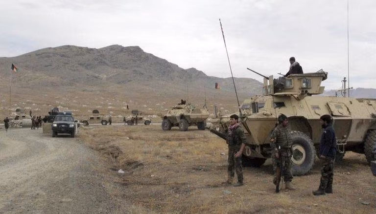 Nghị sĩ Bank khẳng các tay súng Taliban có tổng cộng 75 nghìn phương tiện, 200 phi cơ các loại (máy bay cánh cố định, UAV cũng như trực thăng) và 600 nghìn đơn vị vũ khí hạng nhẹ.