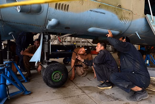 Ngoài ra, các nguồn thạo tin còn cho biết, trên chuyến bay Il-76 của Ukraine vừa rồi, còn có một nhóm lính đánh thuê. Lực lượng này đã từng hoạt động ở Afghanistan trước đó, thông thạo địa hình và có khả năng vận hành các loại vũ khí, khí tài hiện đại của phương Tây.