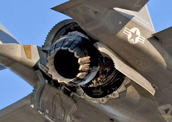 Cận cảnh động cơ của F-35B khi chỉnh hướng luồng phụt và cánh cửa nắp phần bụng động cơ.