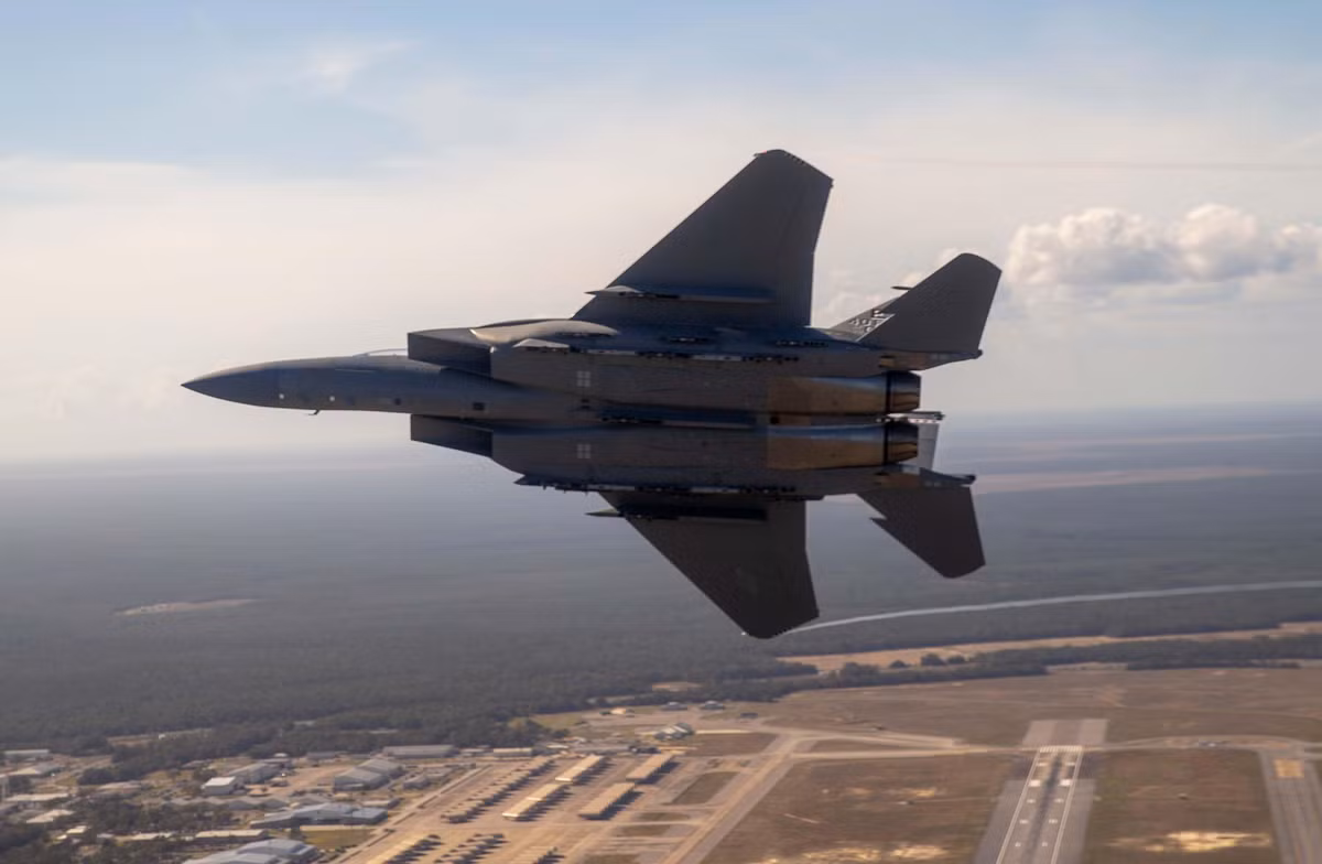 F-15EX được cải tiến với khung máy bay mới, radar hiện đại, buồng lái số, hệ thống tác chiến điện tử tối tân và khả năng mang nhiều vũ khí hơn.
