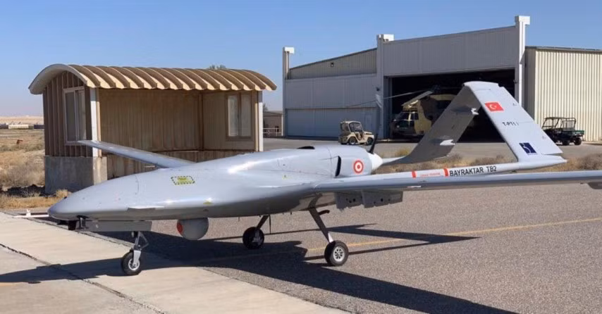 "Nhưng trong cuộc chiến Karabakh, những vũ khí này nổi tiếng là không đáng tin cậy trong việc phát hiện UAV tấn công lợi hại của Azerbaijan, vốn nhỏ và cơ động hơn nhiều so với phương tiện bay mà các hệ thống của Nga được thiết kế để ngăn chặn".