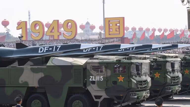 Tên lửa siêu vượt âm DF-17 sẽ thay thế các mẫu DF-11 và DF-15 cũ hơn vốn được triển khai ở phía đông nam đại lục trong nhiều thập kỷ. Tên lửa mới có tầm bắn xa hơn và độ chính xác cao hơn.