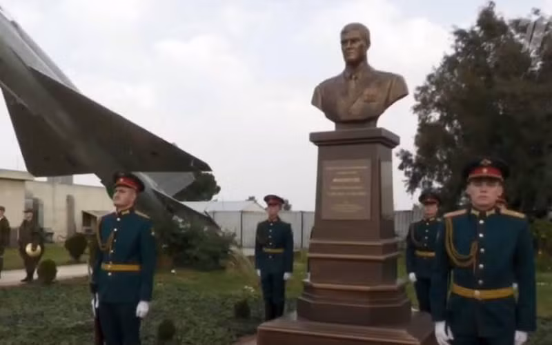 Bộ Quốc phòng đã quyết định trao tặng huân chương Anh hùng nước Nga - huân chương cao quý nhất của nước này cho Thiếu tá Filipov và xây dựng tượng đài viên phi công trên.