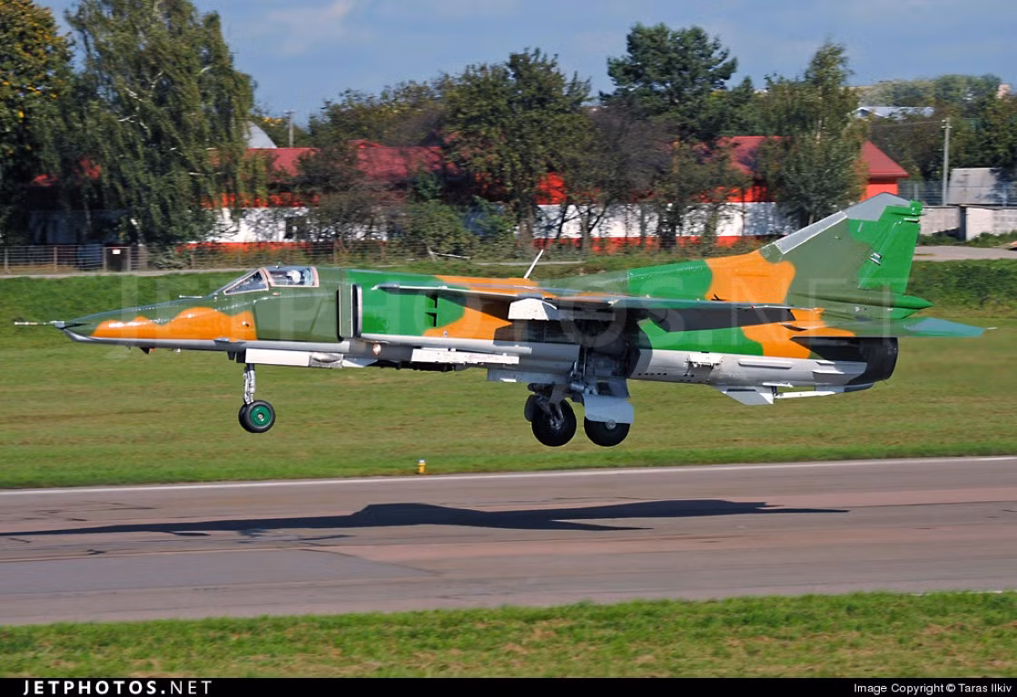 Tương tự như những loại cường kích cùng thời, vũ khí chính của MiG-27 là khẩu pháo hàng không 30mm cực kỳ hiện đại với 6 nòng xoay, kèm theo cơ số đạn dự trữ 260 viên.