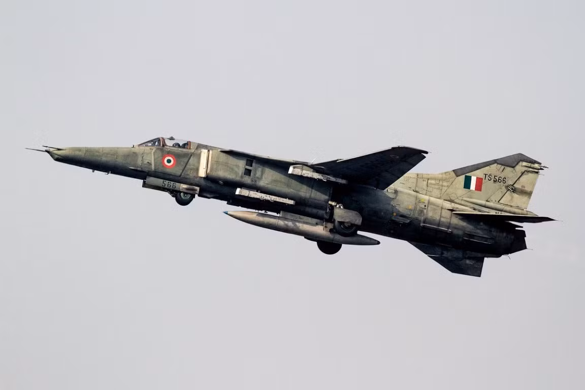 Thiết kế của cường kích MiG-27 tận dụng gần như toàn bộ thiết kế cũ của MiG-23, tuy nhiên phần mũi máy bay được sửa lại. Cụ thể, phần mũi của MiG-27 không chứa radar, để giúp tăng tối đa tầm nhìn cho phi công.