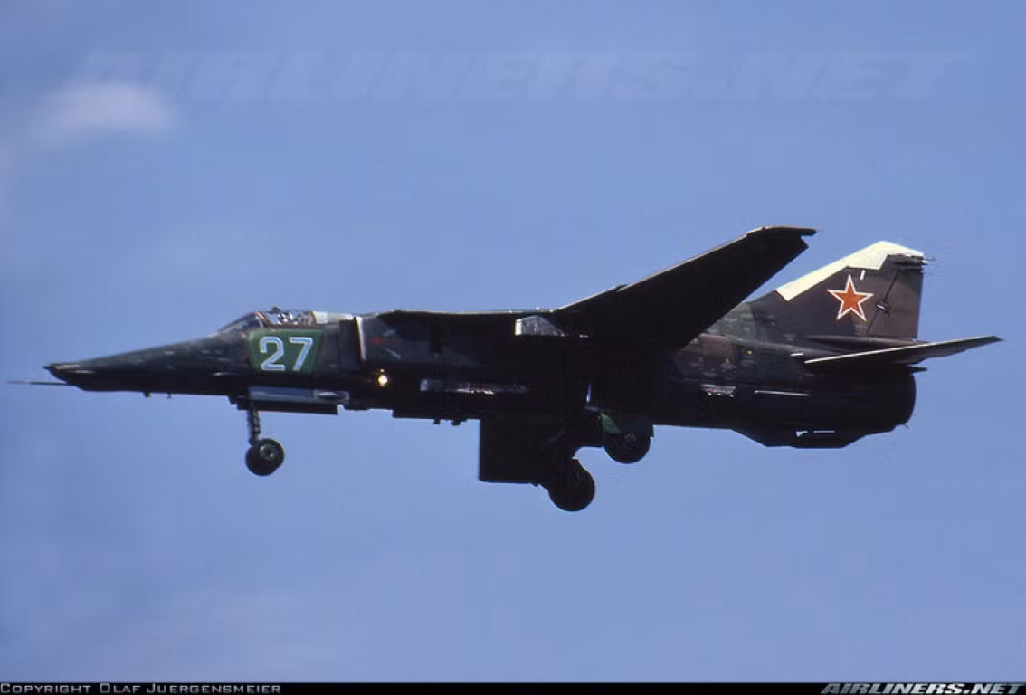Hệ thống cánh cụp cánh xòe, cũng cho phép cường kích MiG-27 có khả năng bay với tốc độ siêu âm lên tới Mach 1,7. Đây là tốc độ cực cao, vượt qua mọi loại cường kích đang được sử dụng phổ biến ngày nay như A-10 của Mỹ hay Su-25 của Nga.