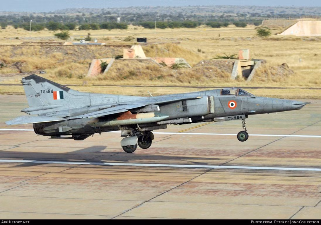 Ở thời điểm ra đời, thiết kế của cường kích Mikoyan MiG-27 mang tính thời thượng rất cao, với hệ thống cánh cụp cánh xòe để tăng hiệu năng sử dụng trong thực chiến.