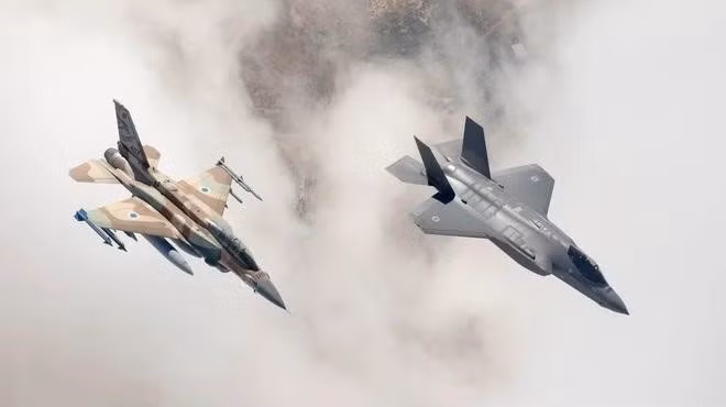 Một trong những công nghệ then chốt trên F-35I là hệ thống chỉ huy, kiểm soát, liên lạc, máy tính và tình báo (C4I) do Israel tự phát triển, có khả năng lấy dữ liệu từ các cảm biến trên máy bay, nhưng không tương tác với hệ thống máy tính của F-35I.