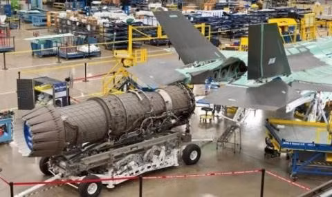 Có được điều này là do F-35I được trang bị động cơ F-135 với lực đẩy tối đa 191 kN, đây cũng là loại động cơ mạnh nhất dành cho máy bay chiến đấu.
