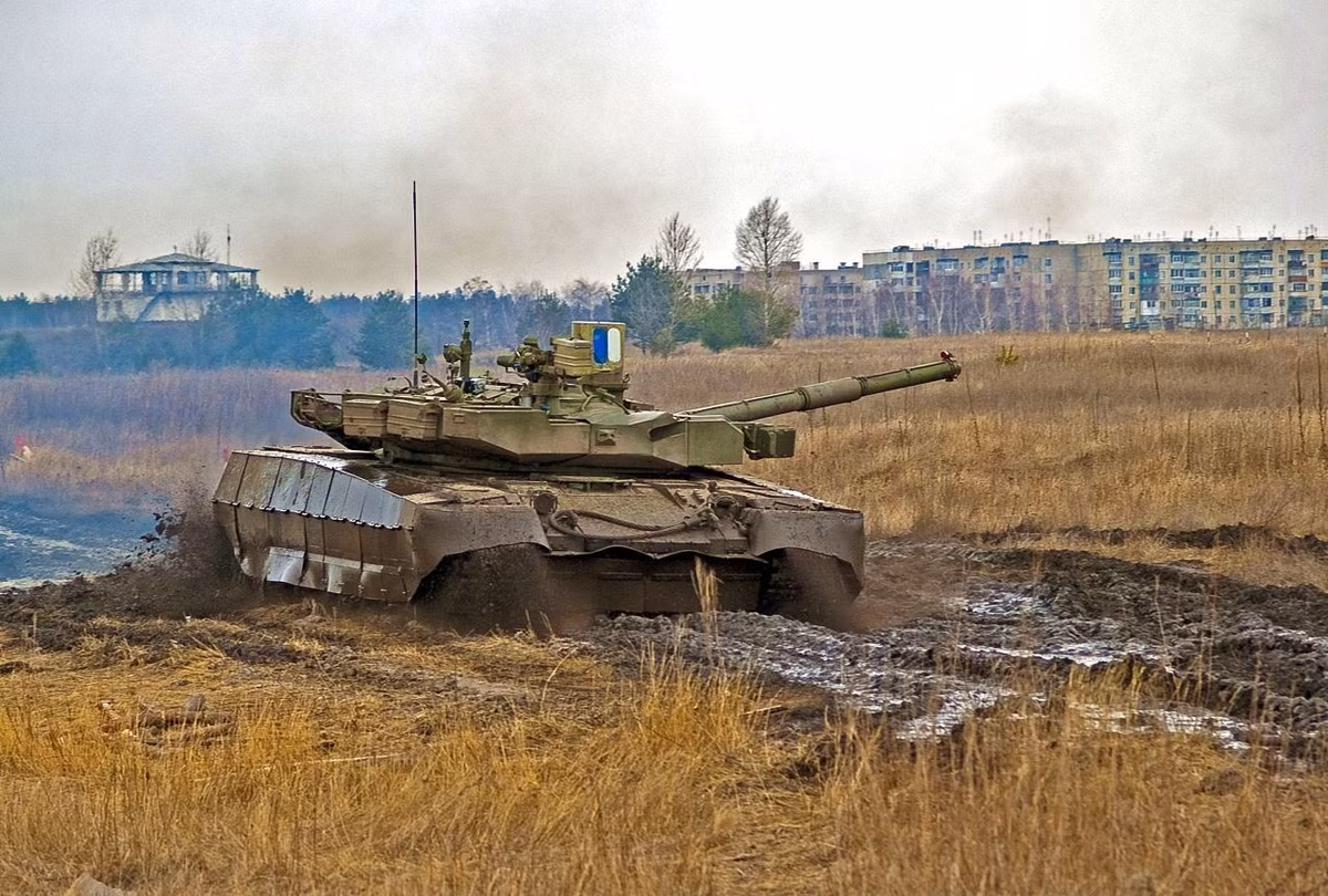 Thực tế, T-80BM được Ukraine nâng cấp từ phiên bản T-80 - dòng xe tăng được coi là "thất bại lớn nhất" của Liên Xô trong quá khứ. Việc Ukraine vẫn cố gắng nâng cấp loại xe tăng này cũng có thể coi là bằng chứng cho việc Kiev không đủ năng lực, kỹ năng để tự sản xuất dòng xe tăng mới. Nguồn ảnh: QQ.