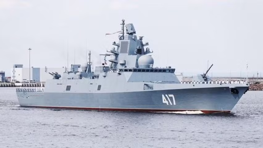Dàn vũ khí của Đô đốc Gorshkov bao gồm 1 hải pháo A-192M cỡ 130 mm; 2 cụm 8 ống phóng thẳng đứng dùng để bắn tên lửa chống hạm/ chống ngầm/ tấn công mặt đất họ Kalibr.