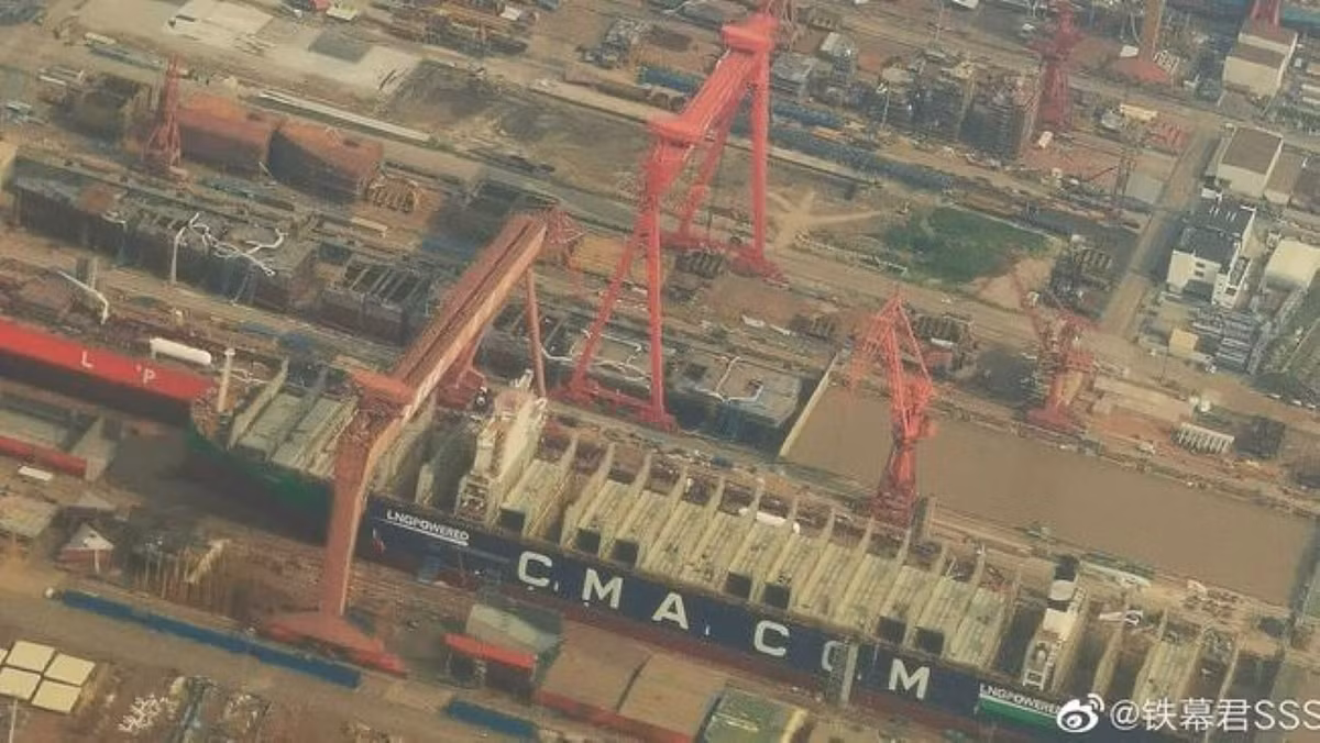 Việc hàng không mẫu hạm Type 003 của Trung Quốc đang dần thành hình, xưởng đóng tàu lại được đặt ngay ngoài trời, cho thấy rằng chắc chắn, phía Nga và Mỹ đã thu thập được đầy đủ hình ảnh về tàu sân bay này.