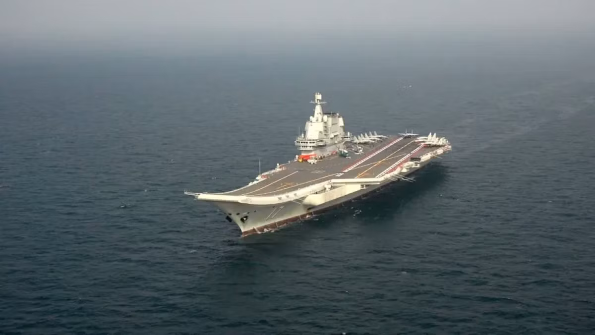 Điểm yếu của cả hai tàu sân bay này, đó là hệ thống cầu nhảy không cho phép các tiêm kích hạm của Trung Quốc cất cánh được với trọng tải tối đa, ảnh hưởng lớn khả năng tác chiến trên biển của các tiêm kích này.