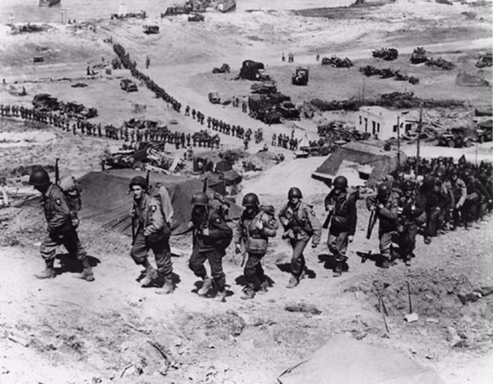 Khi đó, bộ binh của Patton đơn giản chỉ cần tràn lên, lấp vào khoảng trống trận địa mà đối phương để lại. Nghe có vẻ khá đơn giản nhưng vào thời điểm đó, với khả năng hậu cần mạnh mẽ của mình, tướng Patton đã cho các mũi tiên phong xe tăng, quậy phá trong lòng địch cả tuần lễ, khiến đối phương thiệt hại ghê gớm.