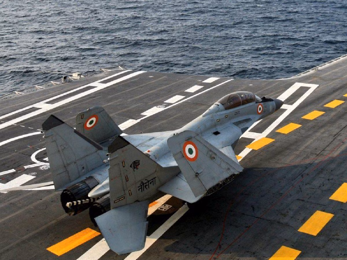 Không chỉ có vậy, MiG-35 đã là tiêm kích hạng nặng thay vì loại hạng nhẹ như người tiền nhiệm MiG-29, nó vượt quá "trọng lượng yêu cầu" của không quân Ấn Độ về một loại tiêm kích hạng nhẹ hoặc hạng trung.